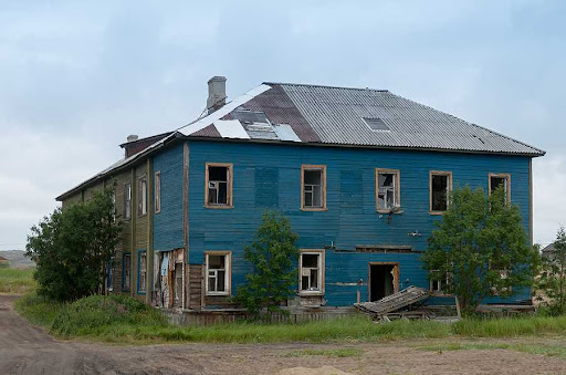 An old property in disrepair, which is a prime example of a distressed seller lead.